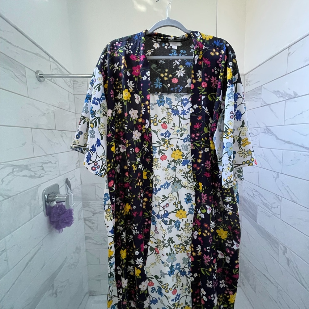 Pretty multi colorful kimono. Great for festivals or beach days